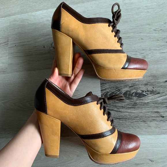 Hinge Retro Style Platform Block Heels, Size 6 - Picture 10 of 16